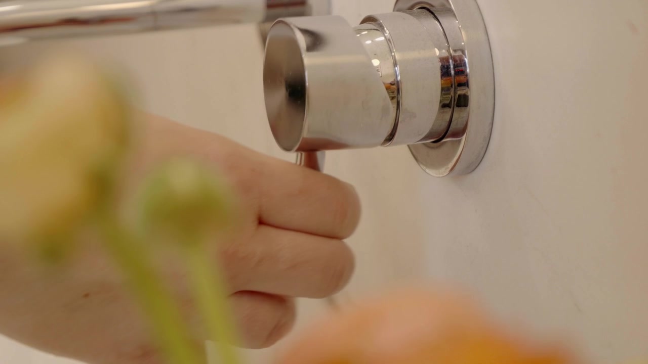 Salone di bellezza, un'estetista prepara l'acqua per il trattamento girando il rubinetto.