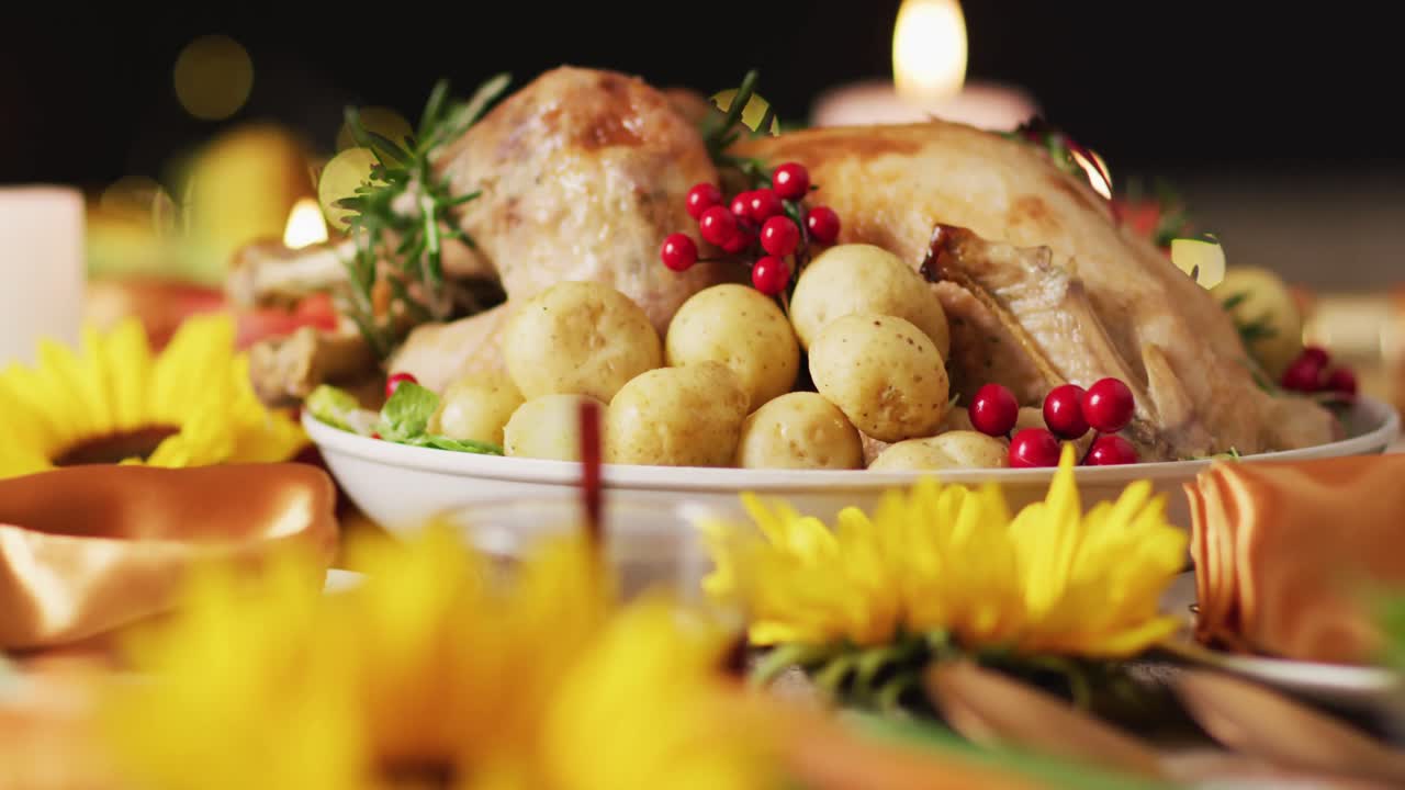 video de bandeja con pavo asado y diversos platos en superficie de madera