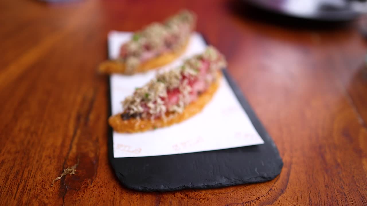 rebanadas de pan con carne sazonada encima