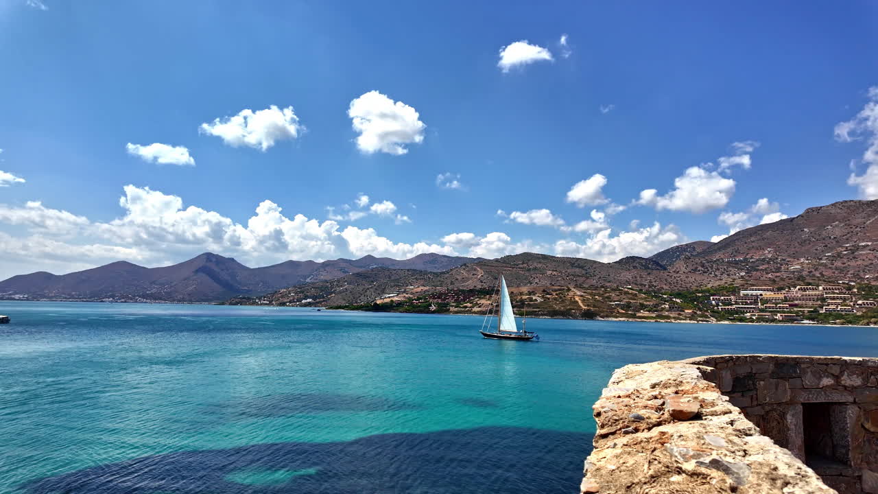 그리스 크레타의 지중해 해안선, 스피날롱가 요새에서 볼 수 있는 모습