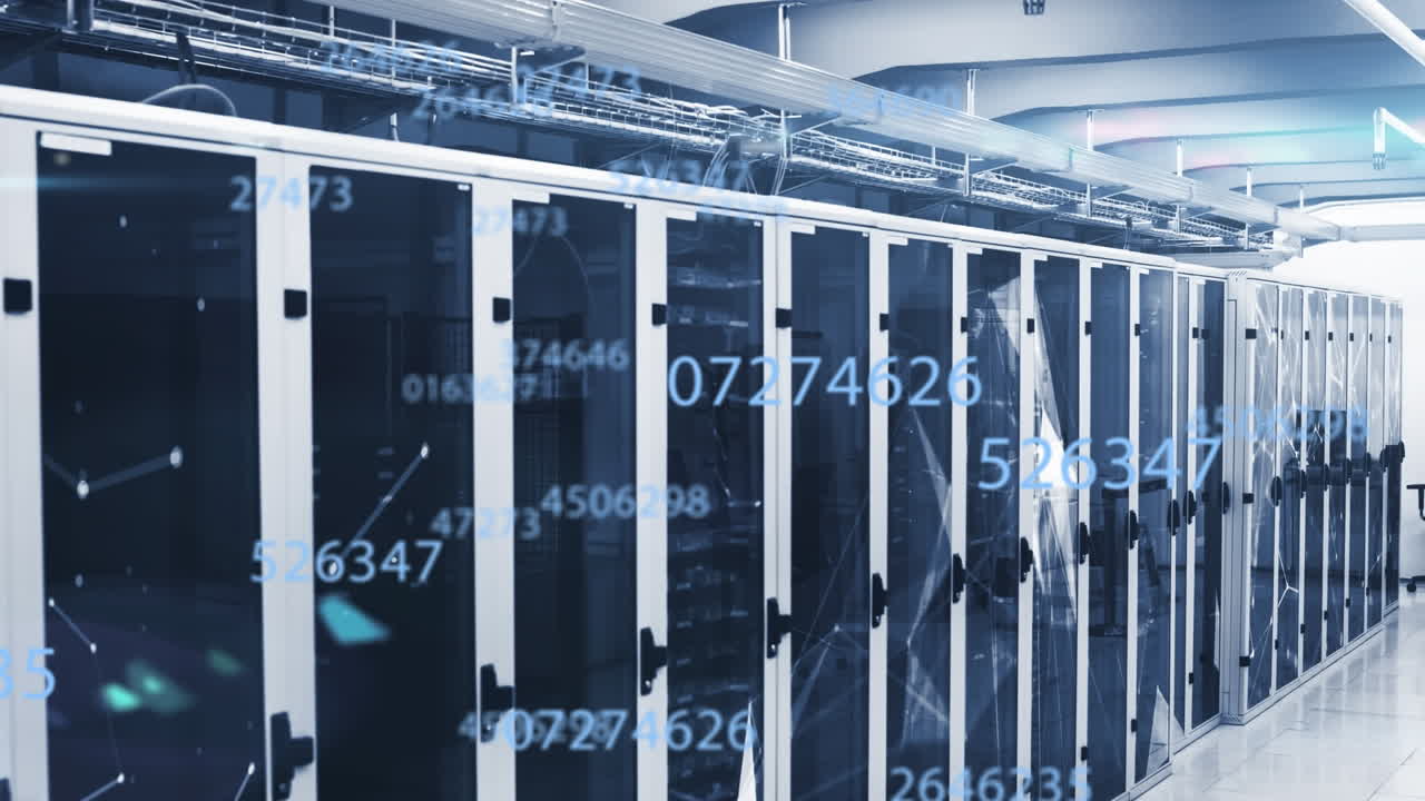 animación de múltiples números cambiantes contra la red plexus a través de la sala de servidores de computadoras