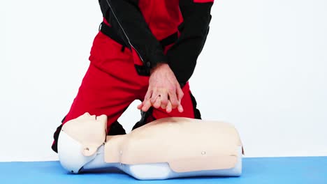 paramédico masculino durante el entrenamiento de reanimación cardiopulmonar