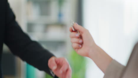 hombre entrega las llaves del nuevo apartamento al cliente