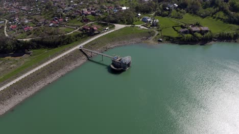 Vista-Aérea-De-Arriba-Hacia-Abajo-Del-Equipo-Hidroeléctrico-De-La-Presa-De-Maneciu-En-Rumania