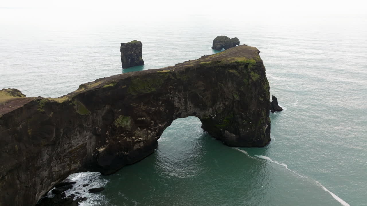 아이슬란드의 비크에 있는 디르홀레이 반도 아치
