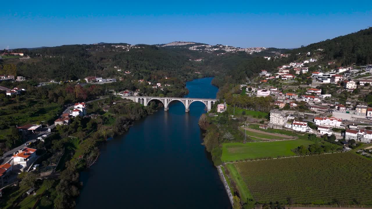 Vista aerea di un fiume e un ponte in un villaggio pittoresco