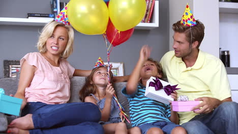 familia celebrando un cumpleaños juntos