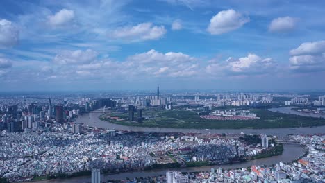 Un-Dron-De-La-Ciudad-De-Ho-Chi-Minh-Vuela-En-Un-Día-Soleado-Con-Cielo-Azul-Y-Nubes-En-Movimiento