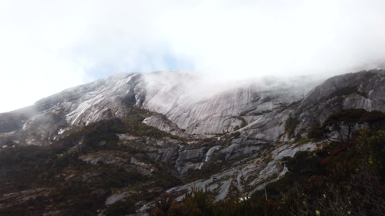 tomada a través de una ventana del pico del monte kinabalu, malasia, borneo