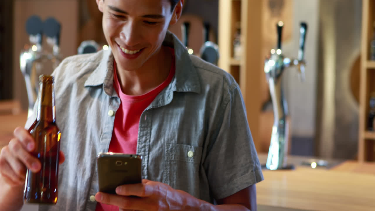 hombre sonriente tomando una foto de la comida en su teléfono móvil 4k