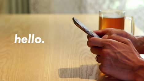 animación de texto de saludo sobre una persona que utiliza un teléfono inteligente