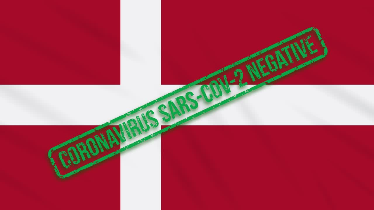 덴마크 발은 코로나 바이러스로부터의 자유의 초록색 스프로 흔들리고 있습니다.