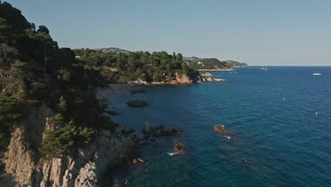 Drohne-Fliegt-über-Den-Strand-Von-Sa-Boadella-Und-Die-Bucht-Von-Lloret-Del-Mar