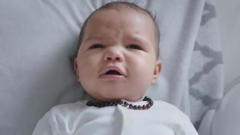 retrato de un bebé lindo con bigote chupando un muñeco