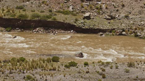 río que fluye, pampas galeras, perú.