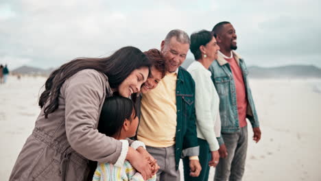 Große-Familie,-Glücklich-Mit-Blick-Auf-Den-Strand-Im-Urlaub