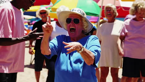 fiesta en la playa del club de mayores.