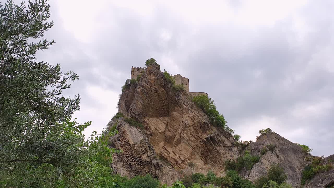 alejar de roccascalegna en italia. ángulo bajo