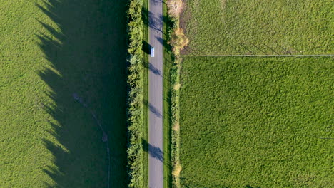 Verfolgungsdrohnenaufnahme-Der-Landstraße-Des-Lieferwagens