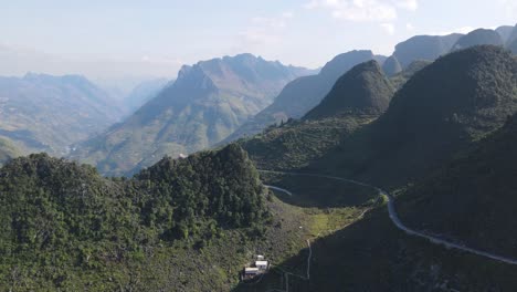 el dron se mueve hacia un lado para revelar el ventoso paso de ma pi leng y la maravillosa cordillera de ha giang, vietnam.