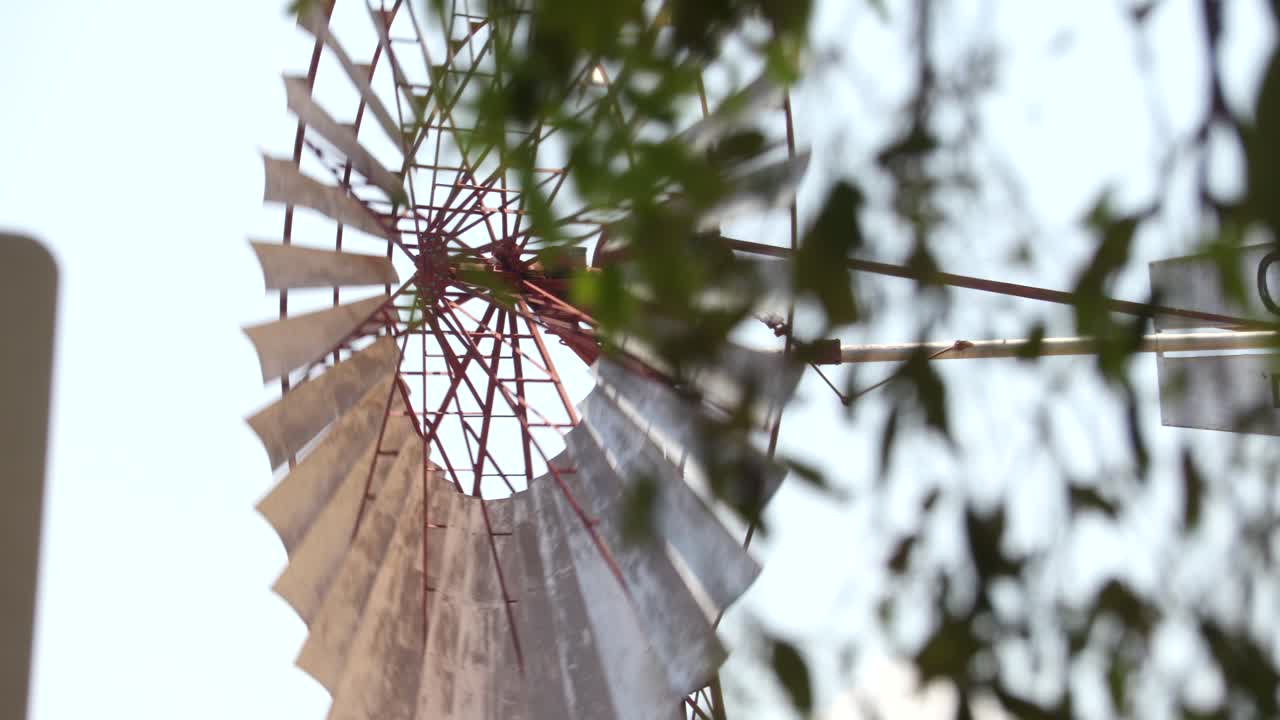 시골 마을에서 회전하는 오래된 풍차 4k uhd