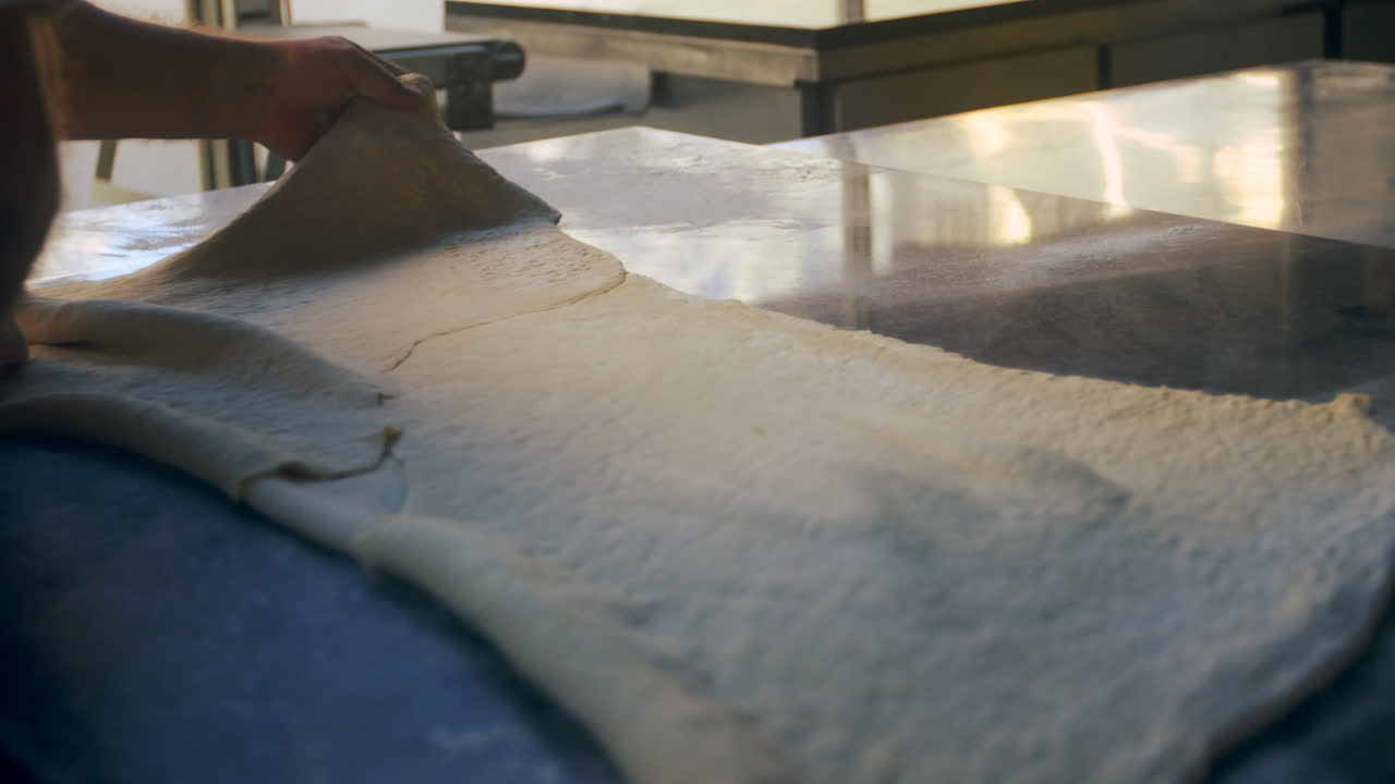 男性シェフがキッチン4kでペーストを握っている ⁇