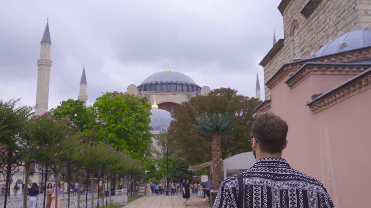 un joven caminando por hagia sophia.
