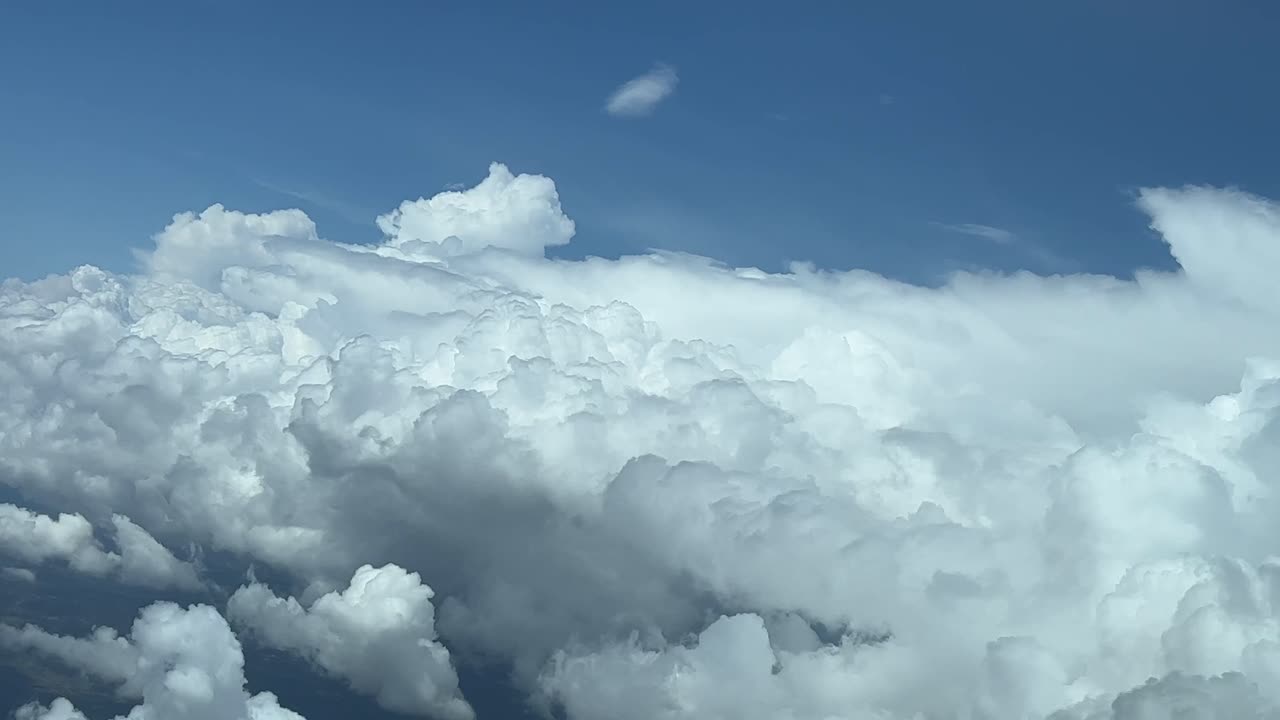 앞에 있는 나쁜 날씨를 피하기 위해 좌회전으로 폭풍우 하늘을 날고 있습니다.