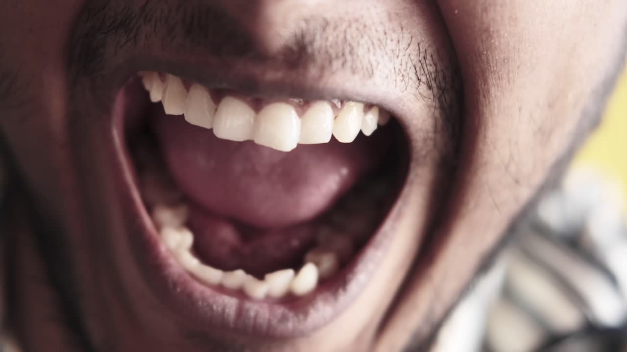 Hombre con la boca abierta.