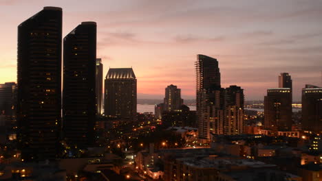 El-Centro-De-San-Diego-En-La-Noche-Desde-Arriba-En-El-Distrito-Histórico-Nacional-En-El-Gaslamp-Quarters-En-San-Diego,-California-1