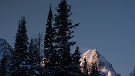 luz de la mañana en el monte assiniboine en las montañas rocosas canadienses