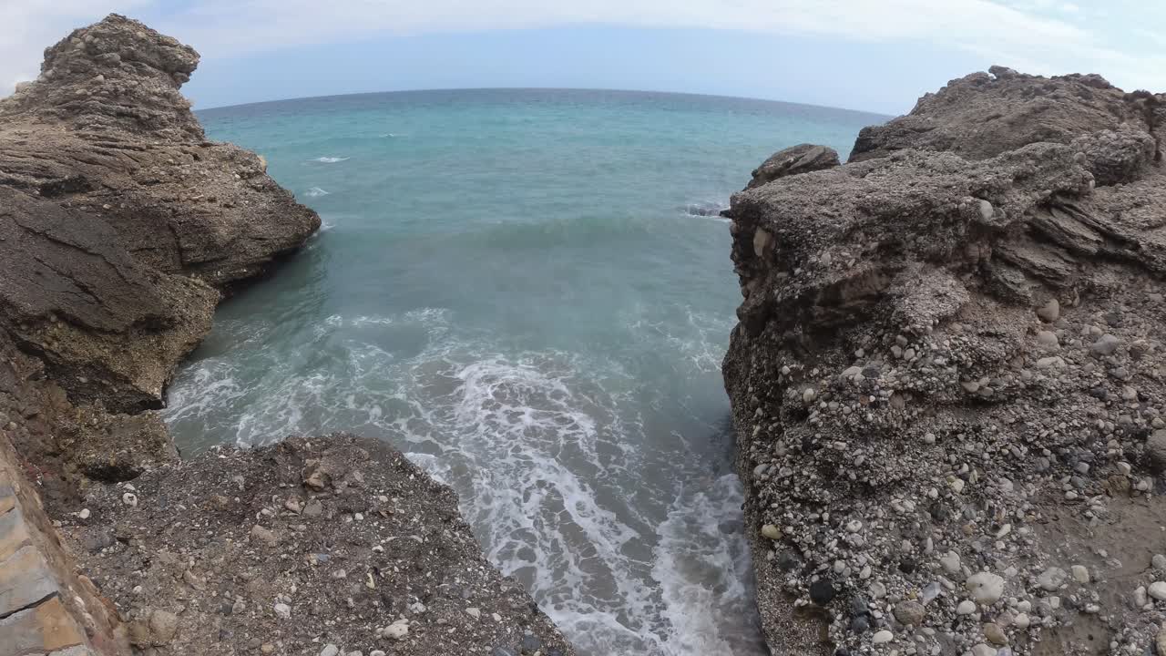 무인 항공기와 안정된 액션 캠을 사용하는 여름 흐린 날 스페인 말라가 네르하 해변
