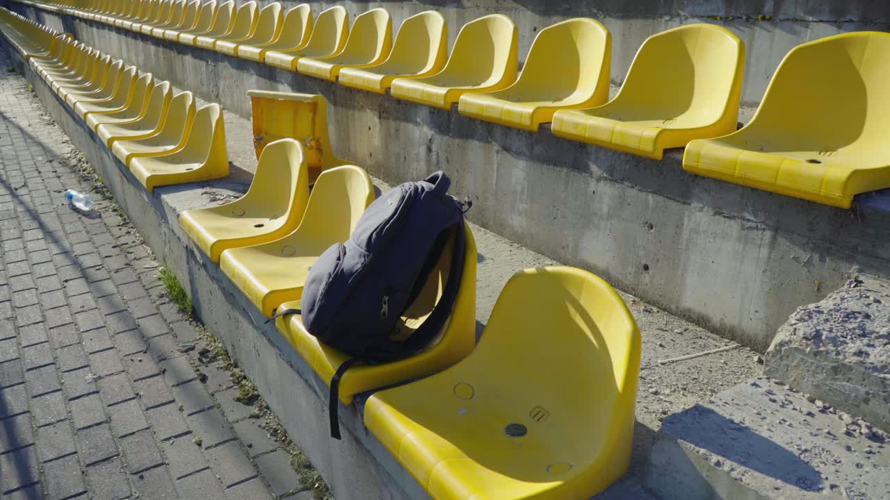 mochila en la silla del estadio. deporte estudiantil