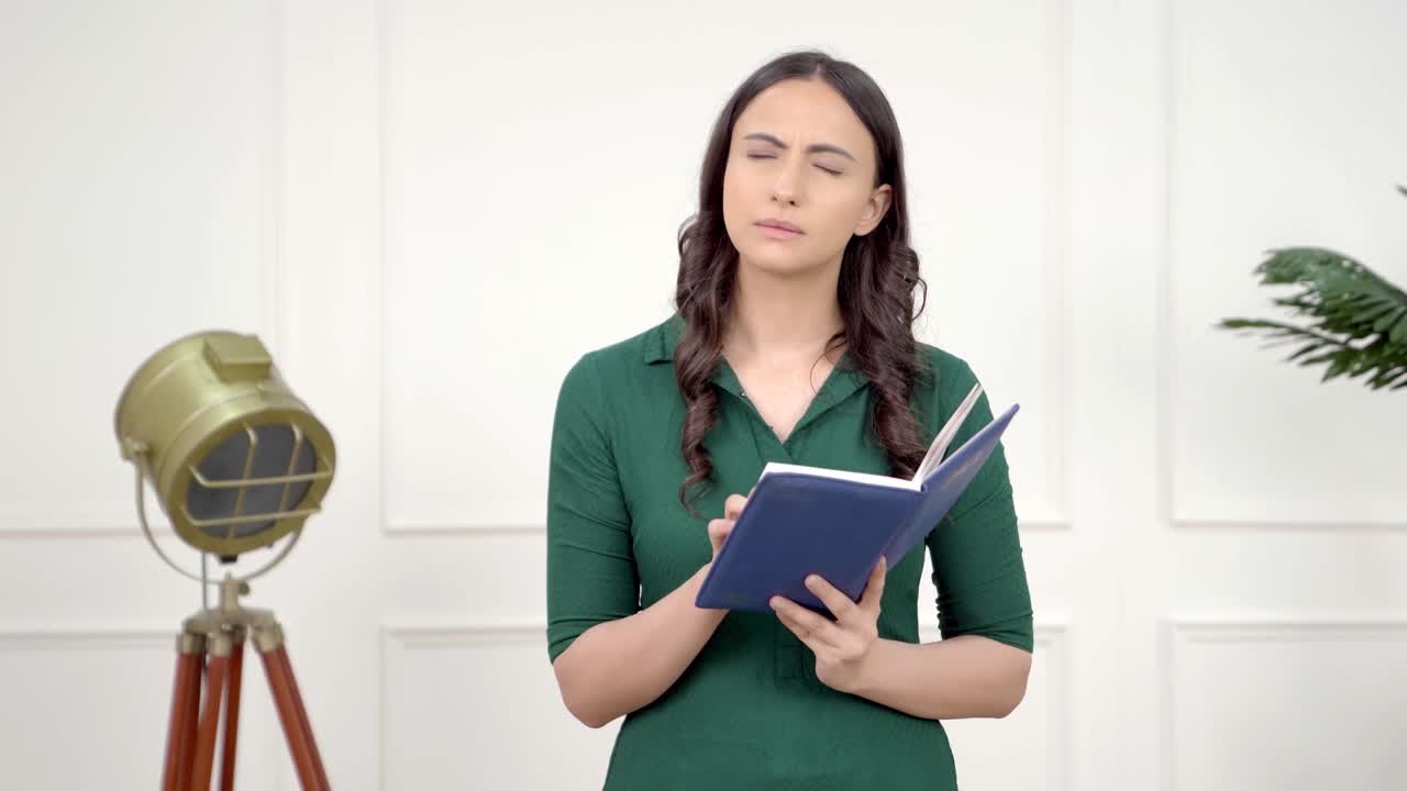 una chica india educada pensando en algo