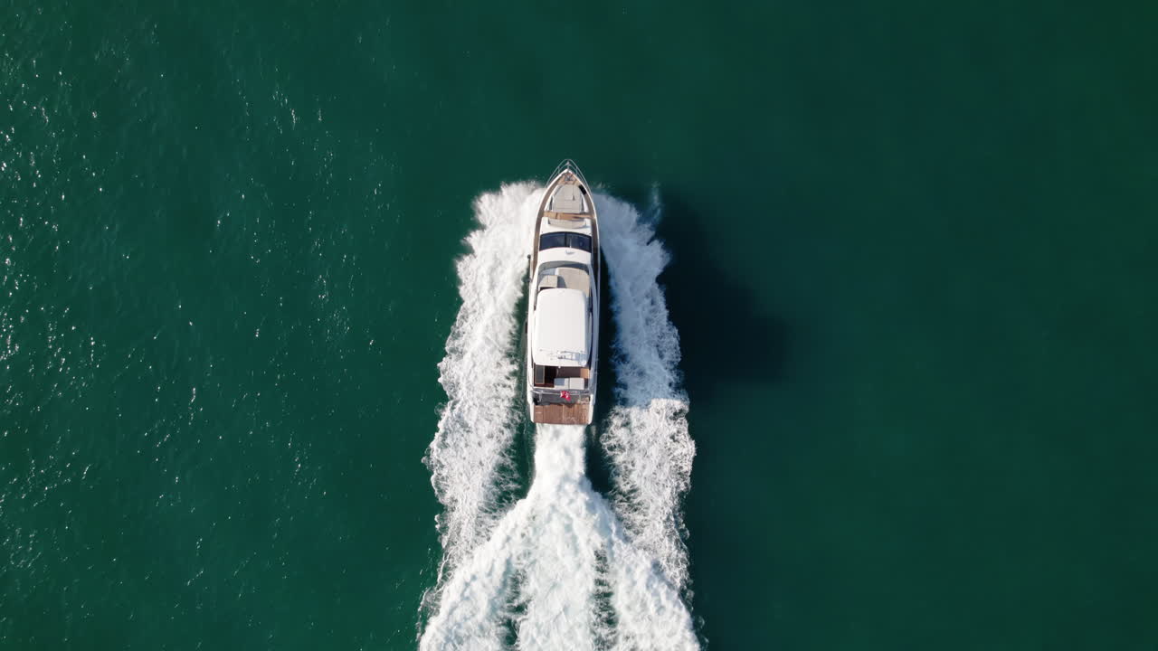 Ripresa aerea con drone di uno yacht veloce