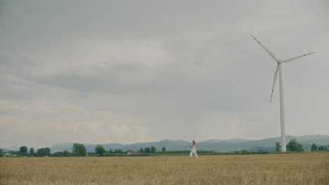 Mujer-Corriendo-En-La-Granja-De-Molinos-De-Viento