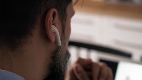 video de cerca de un hombre trabajando en una computadora portátil en casa