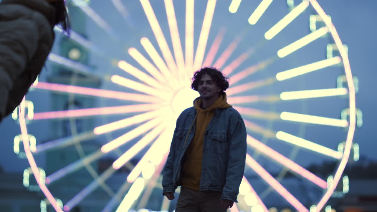 прекрасная пара играет на городской улице