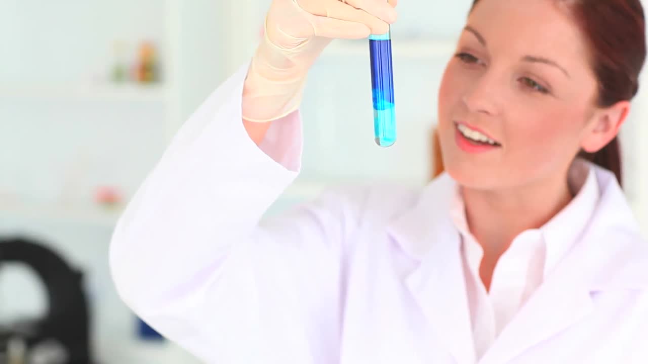 Scienziata che esamina una provetta