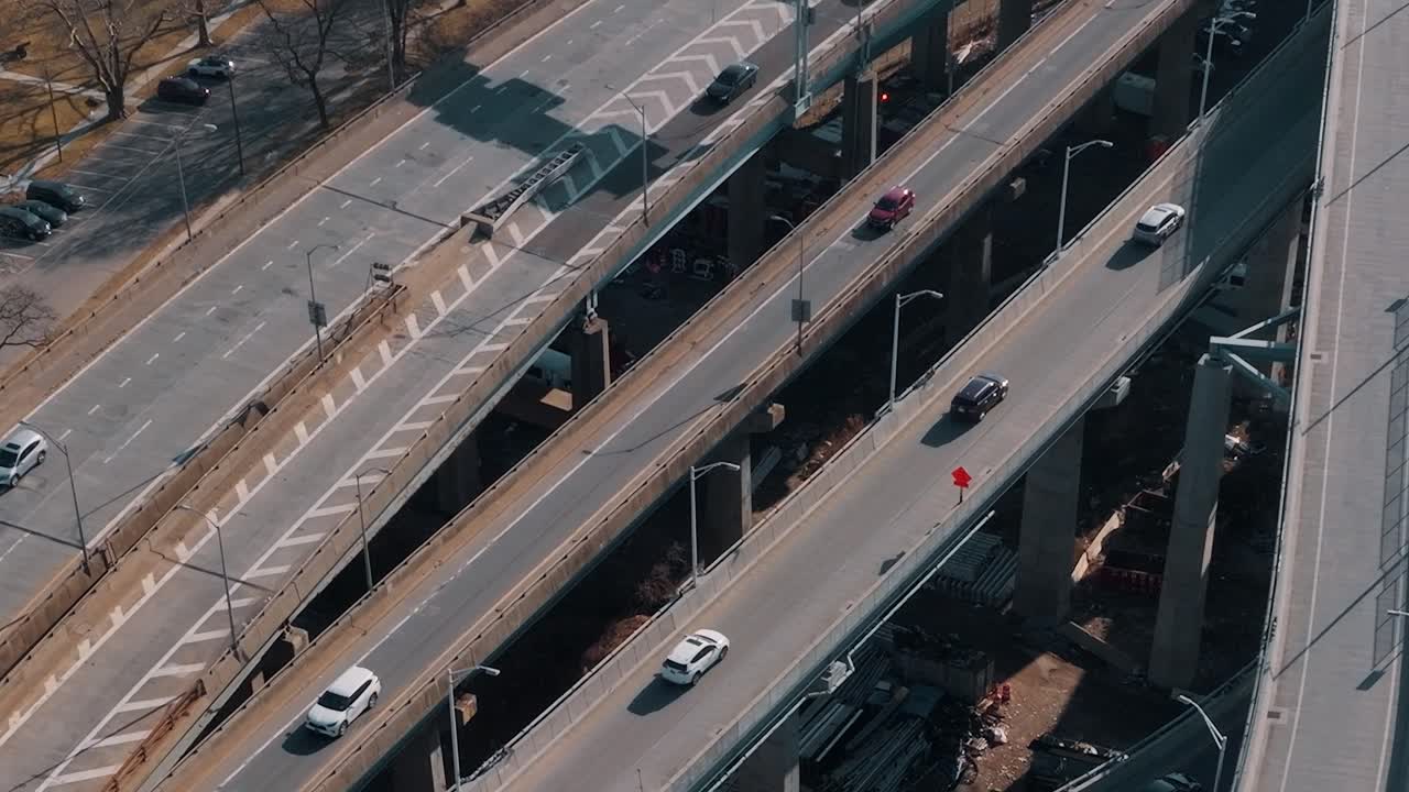 Drukte op de wegen in New York City met meerdere voertuigen die over de snelwegen rijden
