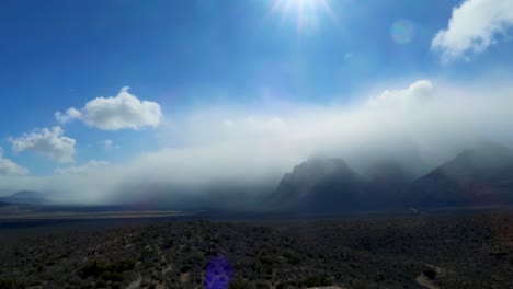 el paso del tiempo de las nubes de invierno sobre un paisaje desértico durante el día