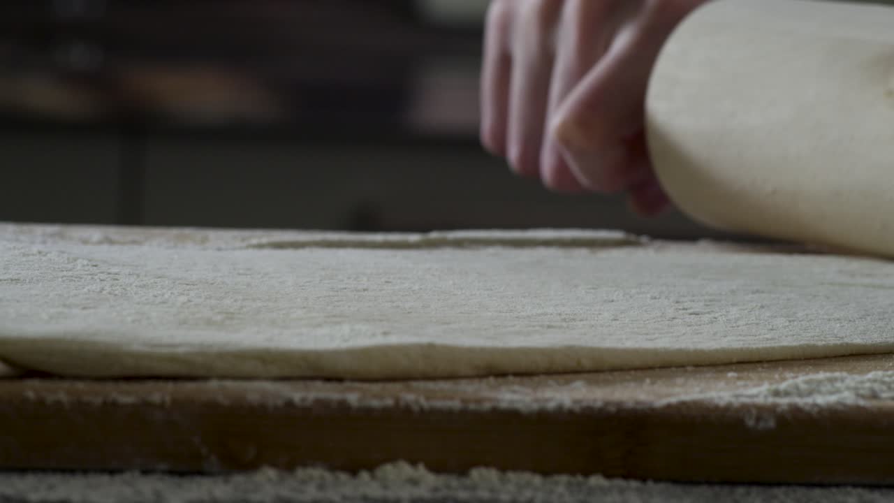 Stendere l'impasto con un mattarello