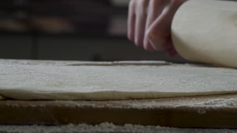 despliegue de la masa con un rodillo
