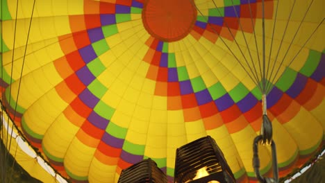 primer plano de un quemador con una llama caliente ilumina el interior de un globo de aire caliente para un vuelo