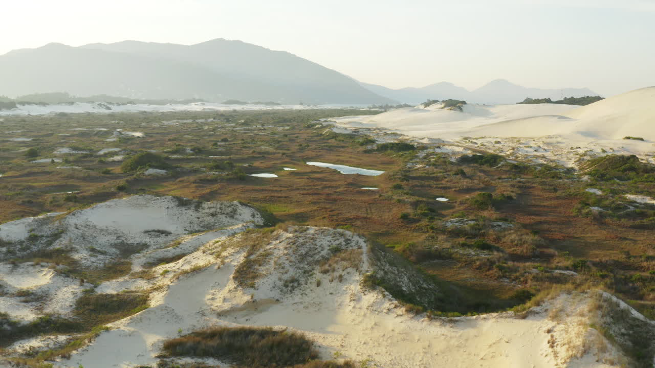 puesta de sol en las dunas de arena y lagunas, praia da joaquina, ciudad de florianópolis, santa catarina, brasil