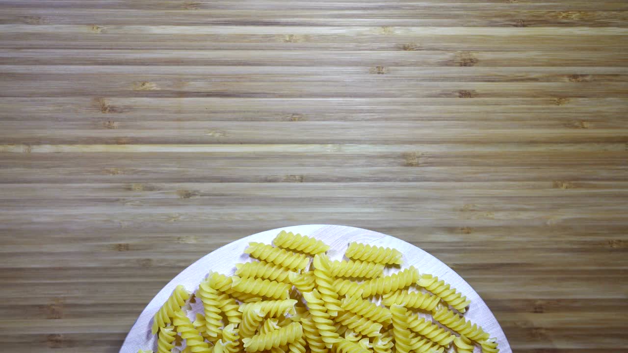 01 05 - 은 는 보드에 회전하는 익히지 않은 푸실리 파스타, 루프