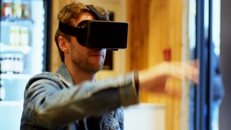 hombre usando auriculares de realidad virtual