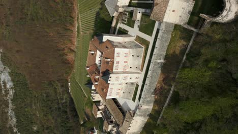 un avión no tripulado en órbita alrededor del castillo de thun, en trentino, italia