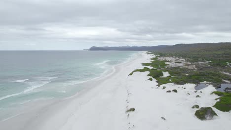 Unberührter-Abschnitt-Mit-Weißem-Sand-Und-Ruhigem-Meer-An-Freundlichen-Stränden,-Glamorgan-Spring-Bay,-Tasmanien,-Australien