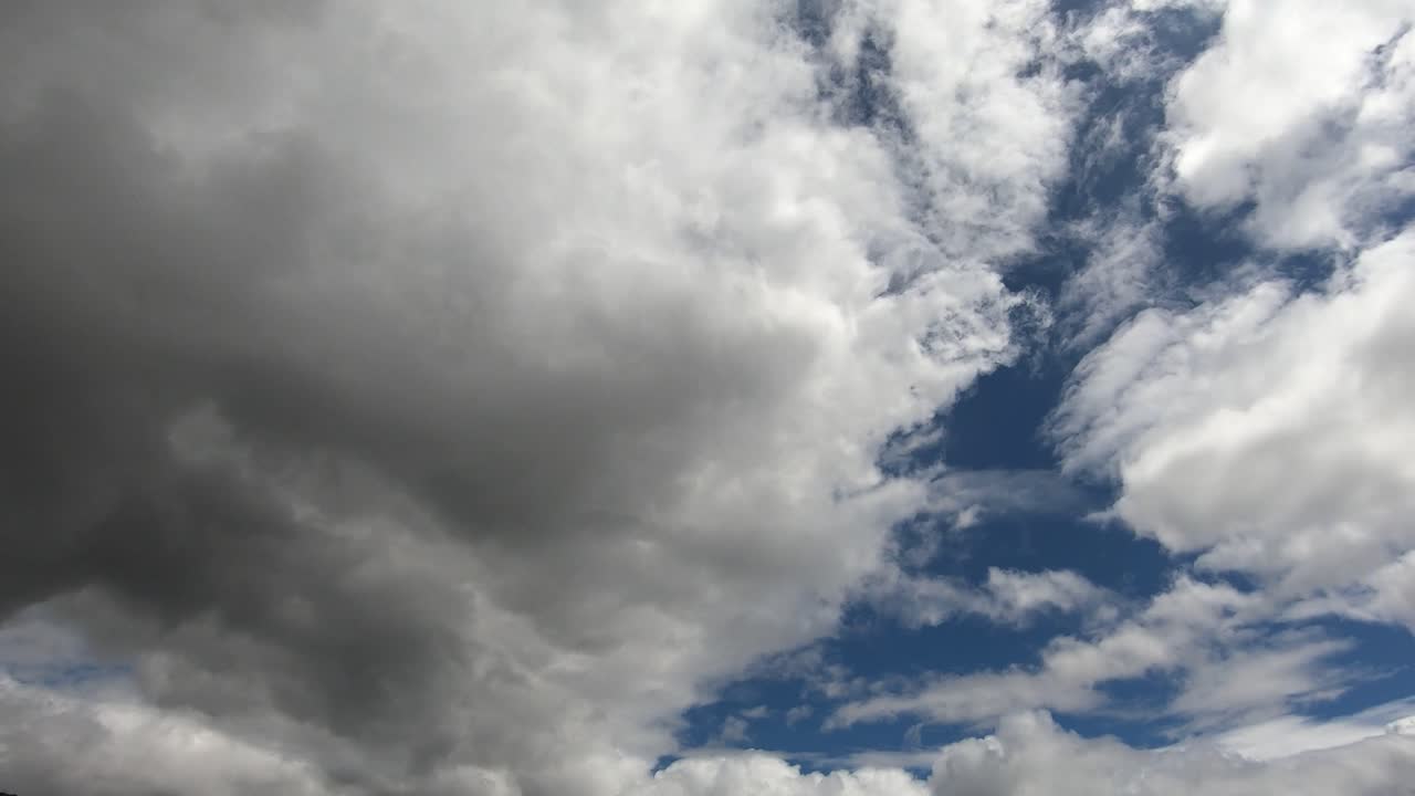 nubes pesadas moviéndose rápido contra el cielo azul